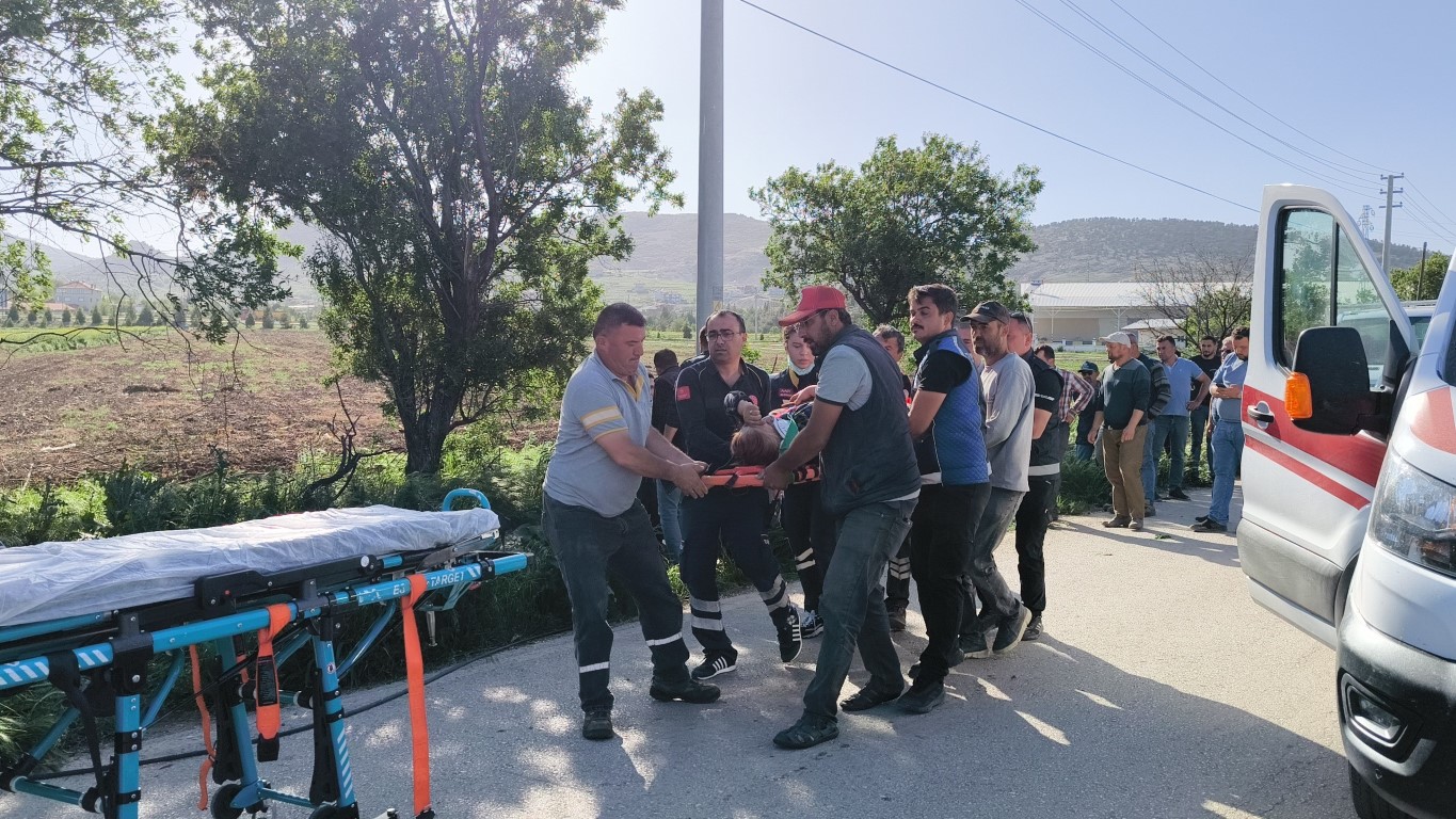 Elektrik direğine çarpan Tofaş hurdaya döndü: 2 yaralı