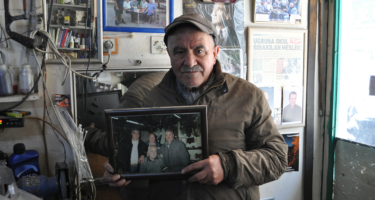 Arkadaşı kanser olduğu için 3 yıldır onun dükkanına bakıyor