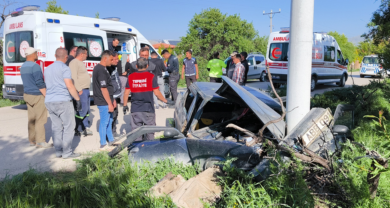 Elektrik direğine çarpan Tofaş hurdaya döndü: 2 yaralı