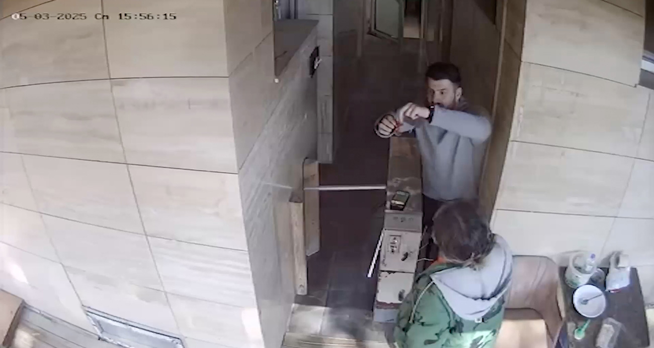 Tuvalette bulduğu altın dolu keseyi polise teslim etti