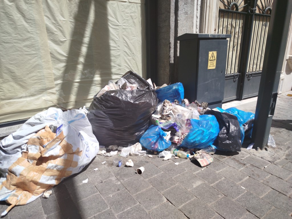 İzmir’in göbeğinde çöpten utanç manzarası