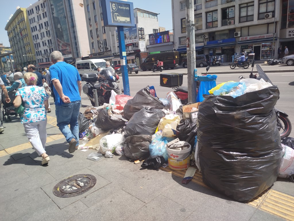 İzmir’in göbeğinde çöpten utanç manzarası