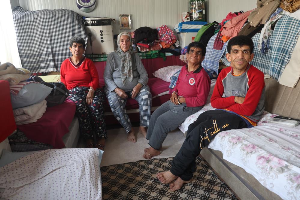 ’Yüreğim yanıyor’ diyerek burukluğunu anlatan fedakar anne, 3 engelli çocuğuna yıllardır gözü gibi bakıyor