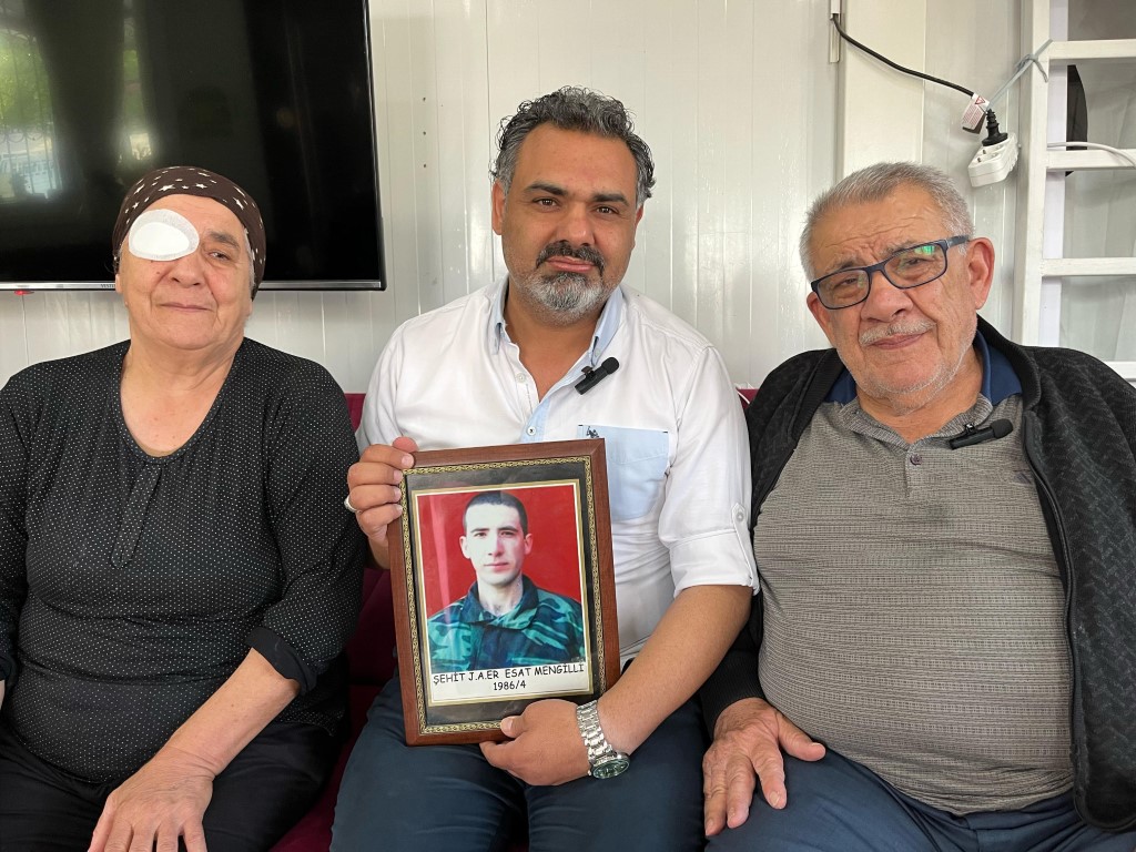 Şehit babasının bayrak değişimi isteği yerine getirildi