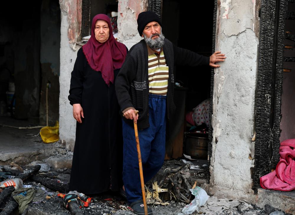 Evleri yangında küle dönen çift zor durumda kaldı