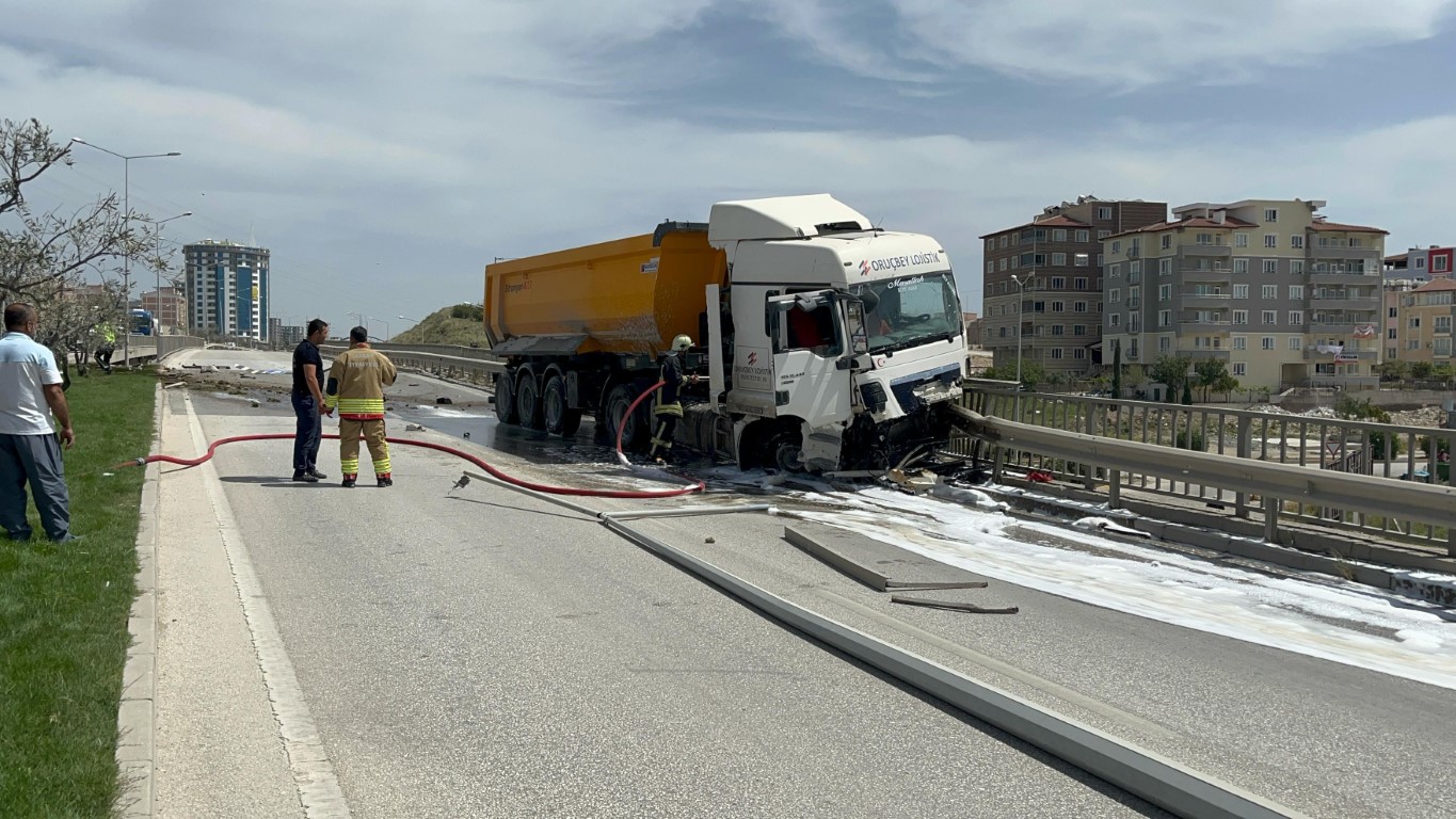 Bariyerleri aşarak ilerleyen kamyon üst geçitten uçmaya ramak kala durdu