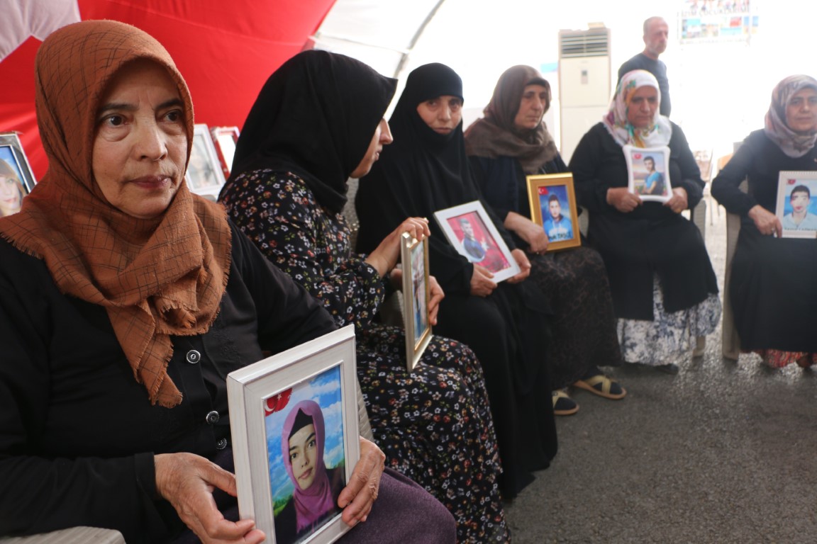 Diyarbakır anneleri PKK’nın silah bırakmasıyla çocuklarına kavuşmayı umut ediyor