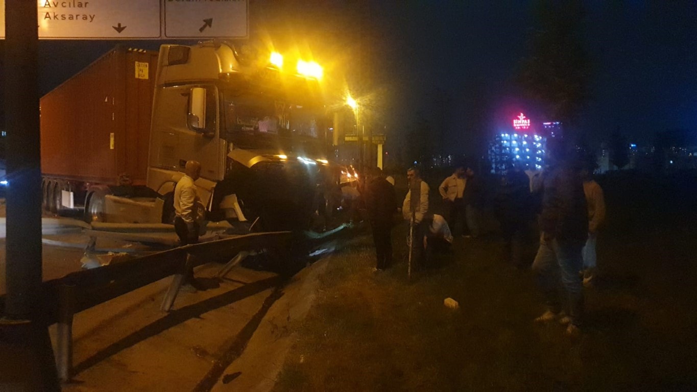 Beylikdüzü’nde kontrolden çıkan tır ortalığı birbirine kattı: 1 ölü, 2 yaralı