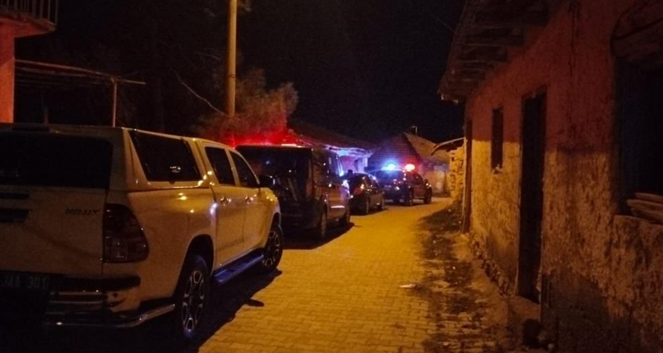 Babasını başını taşla ezerek öldürüp, hastaneye giderek cinayeti itiraf etti