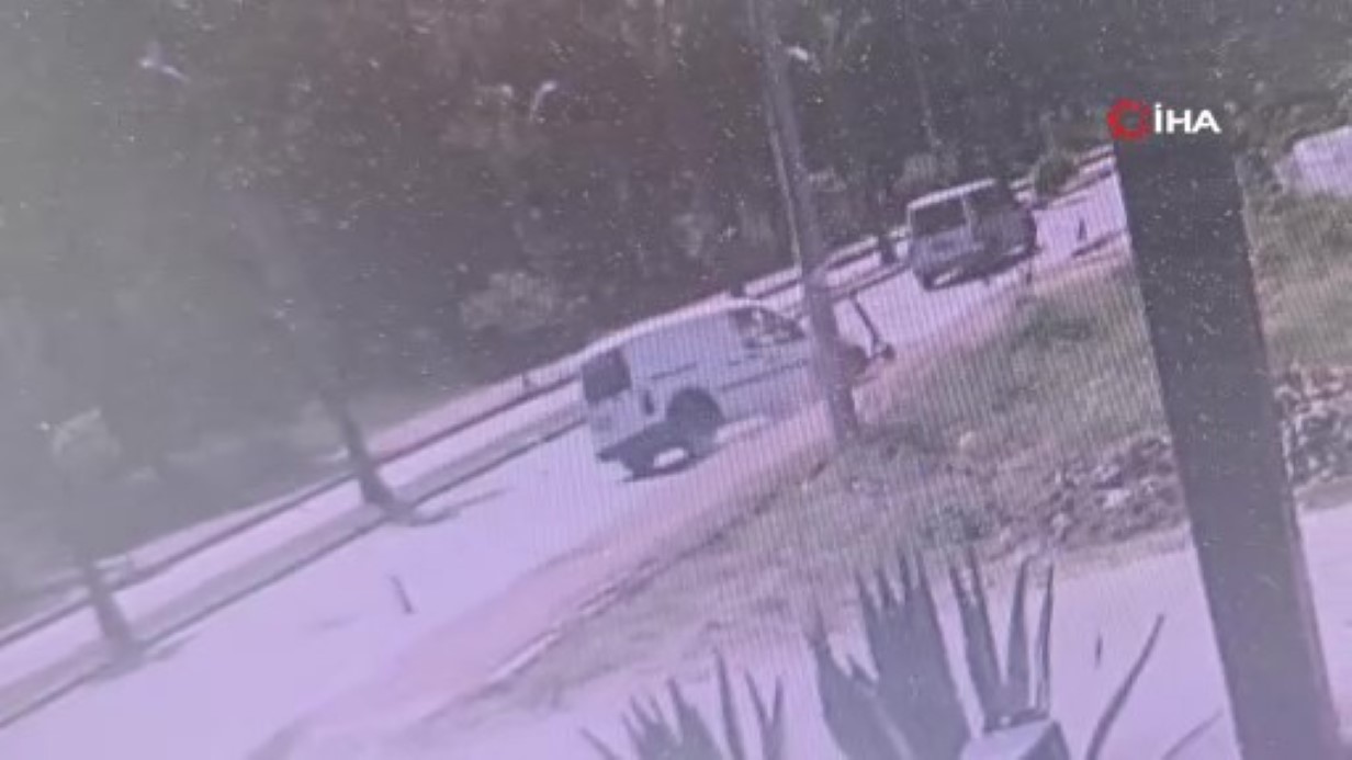 Lastiği patlayan araç kaldırıma çarpıp devrilmekten son anda kurtuldu