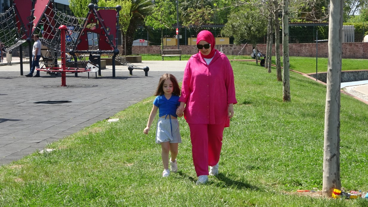 Çarpışan arabanın elektrik tellerine bağlantı noktasından kopan demir parçası faciaya neden oluyordu