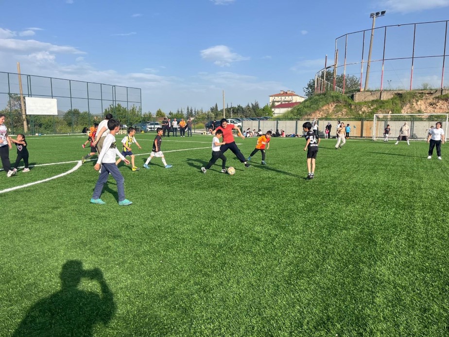 Annelerle oğullarının yeşil sahadaki mücadelesi gülümsetti
