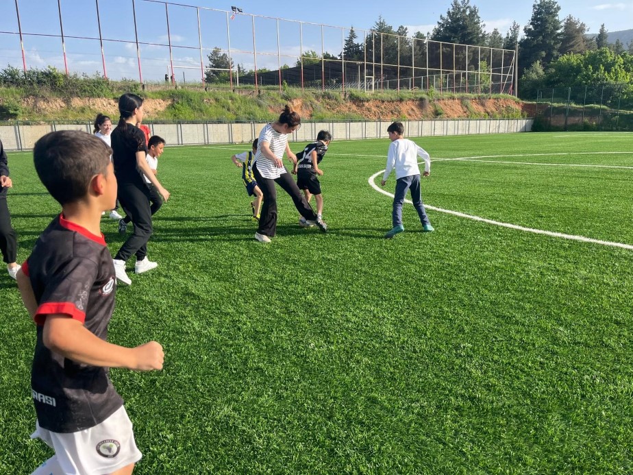 Annelerle oğullarının yeşil sahadaki mücadelesi gülümsetti