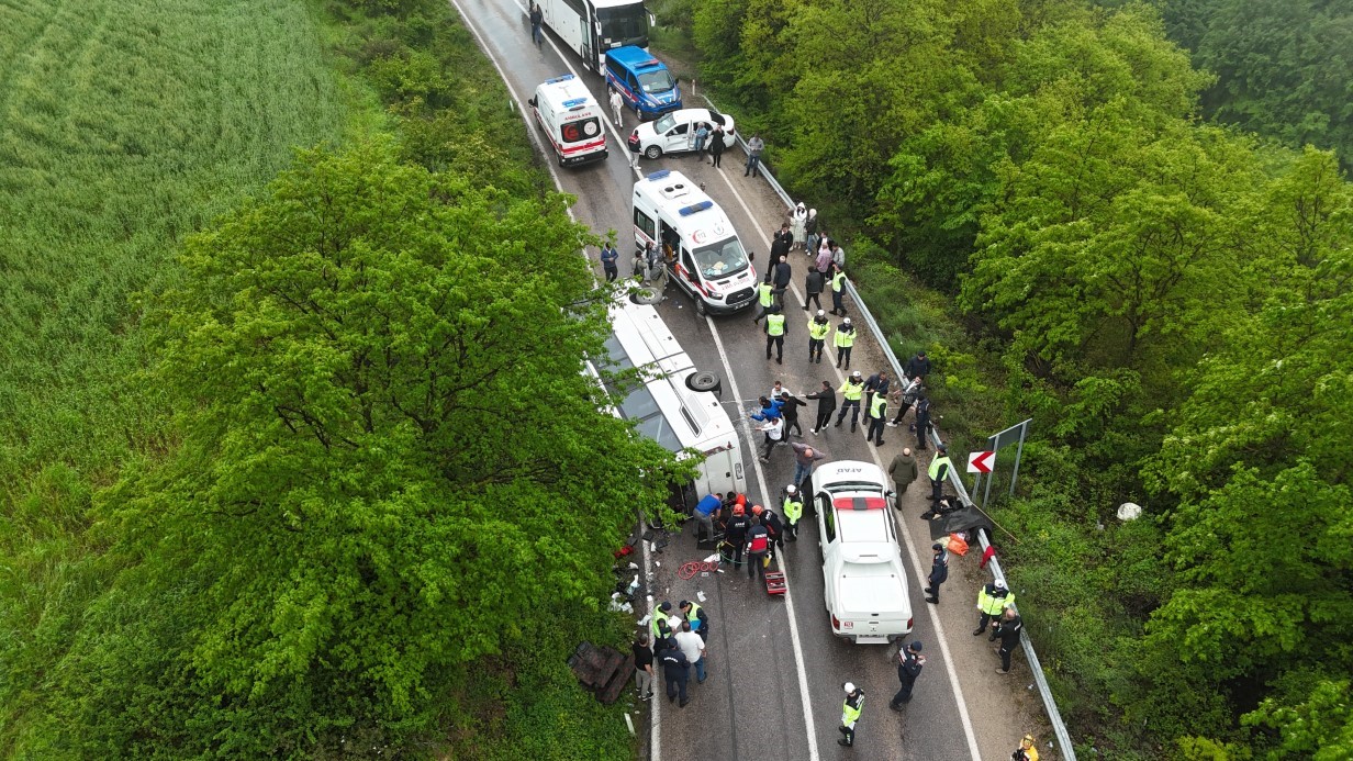 Sinop’ta tur otobüsü devrildi: 2’si ağır 18 yaralı