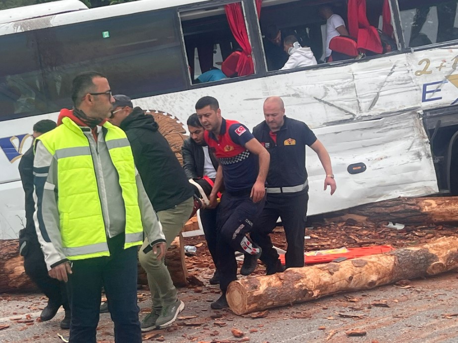 Çanakkale’de otobüs kazası: 6 ölü