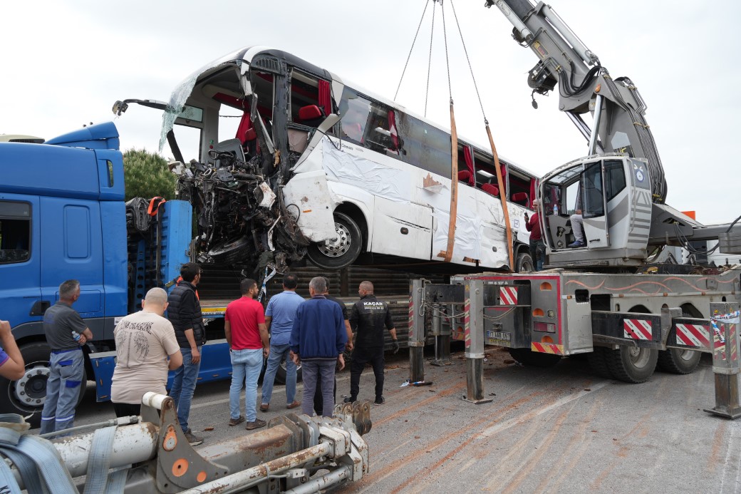 Çanakkale’de 8 kişinin öldüğü kazada enkaza dönen otobüs vinç yardımıyla olay yerinden kaldırıldı