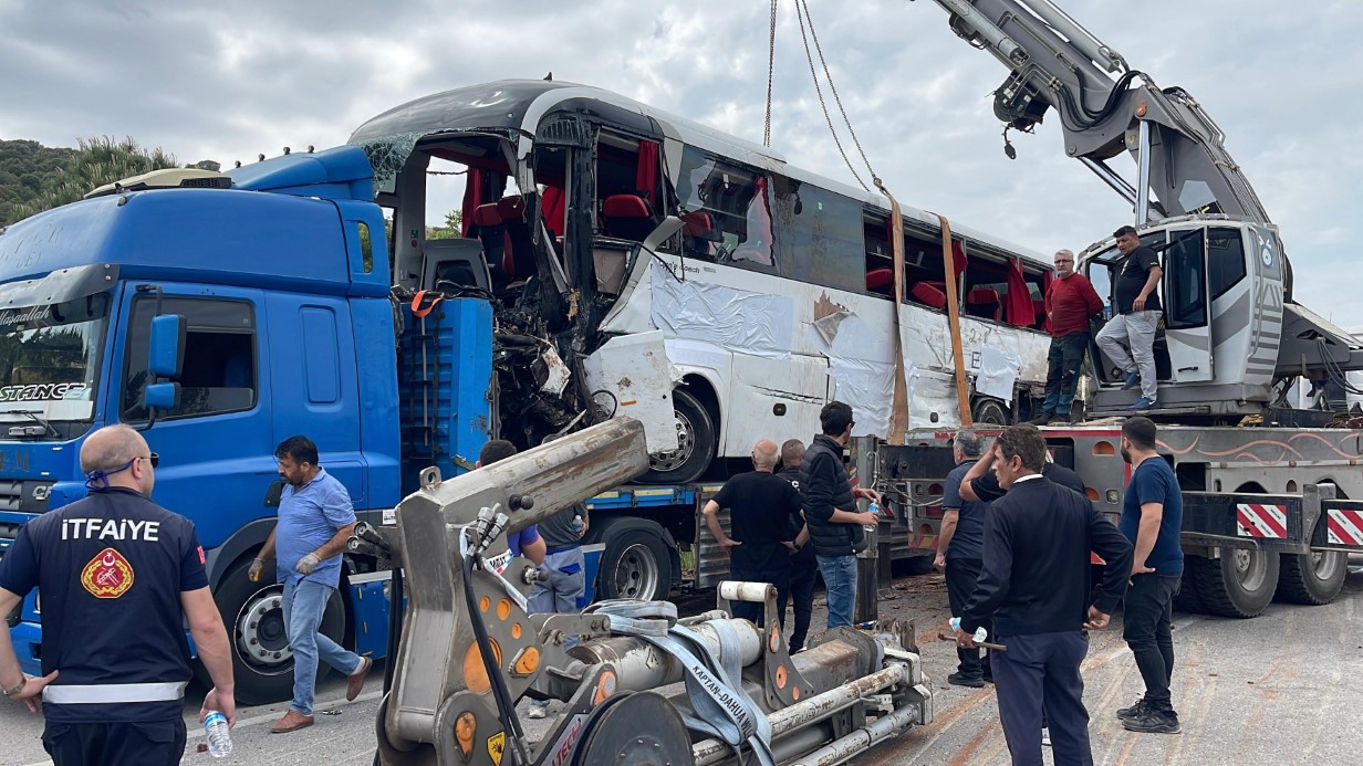 Çanakkale’de 8 kişinin öldüğü kazada enkaza dönen otobüs vinç yardımıyla olay yerinden kaldırıldı