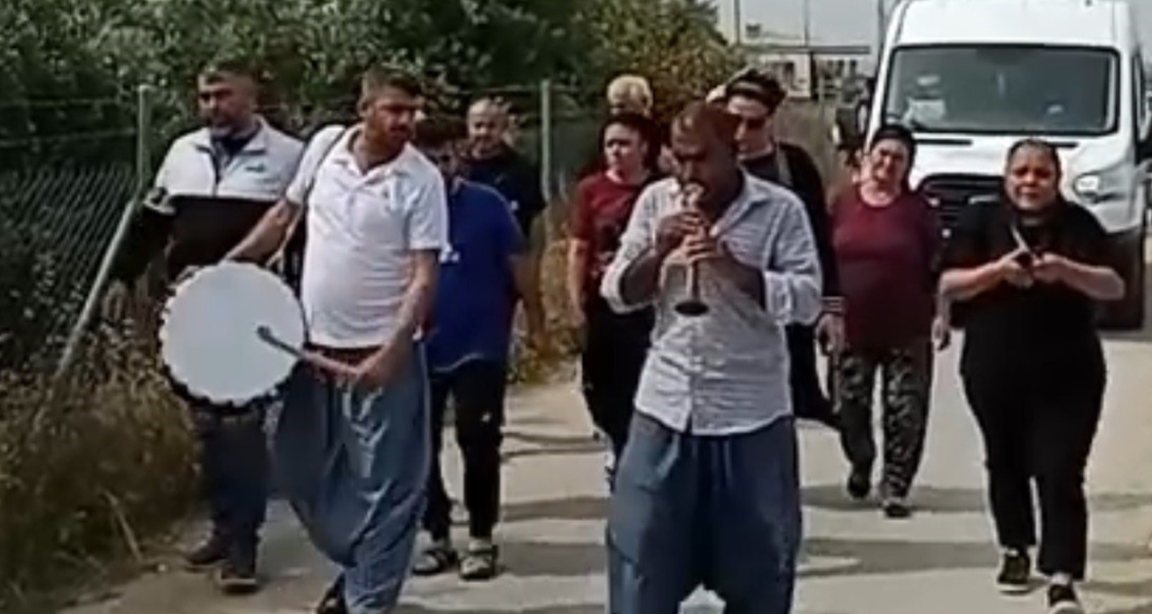 Genç, müzik eşliğinde defnedildi, İHA.