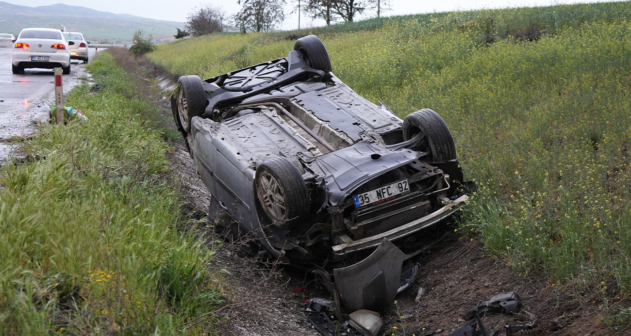 Yağmurun etkisiyle kayganlaşan yolda otomobil takla attı: 4 yaralı
