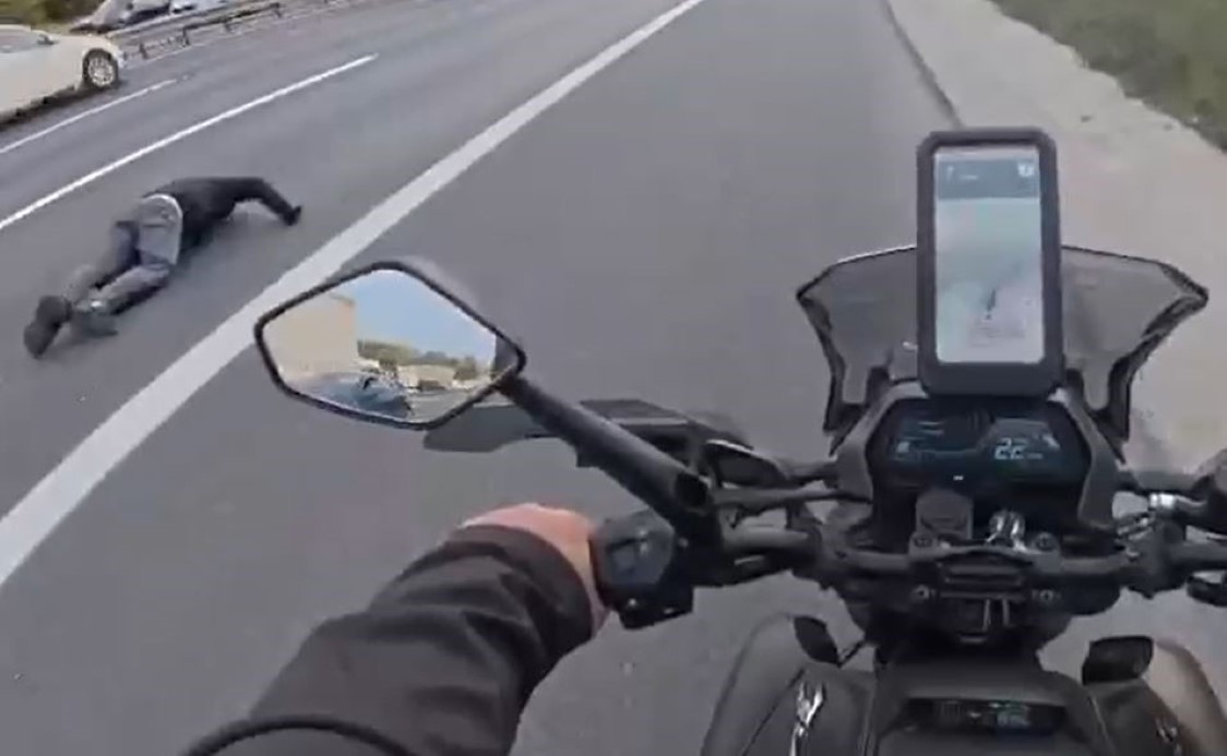 Esenyurt’ta motosiklet arızalanarak emniyet şeridinde duran kamyonete çarptı: 1 ağır yaralı