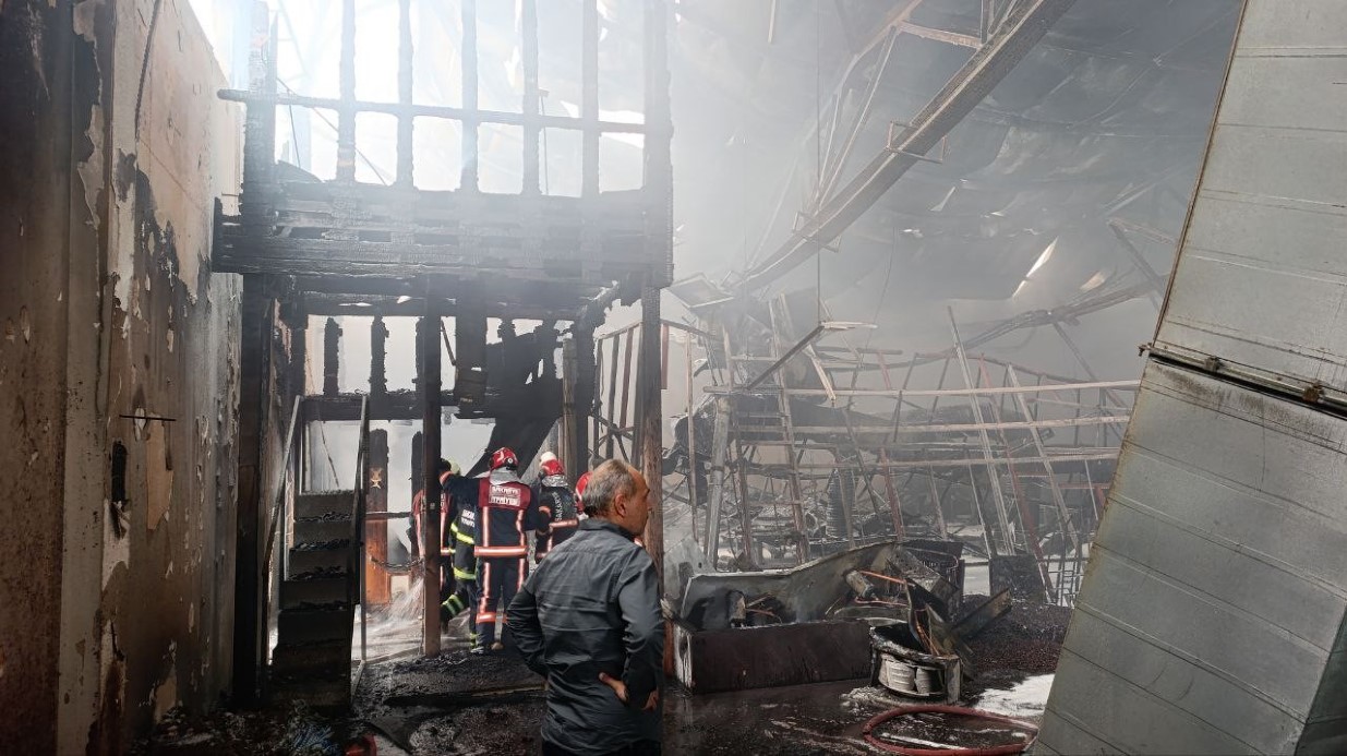 Fındık fabrikasındaki yangın kontrol altına alındı, soğutma çalışması devam ediyor