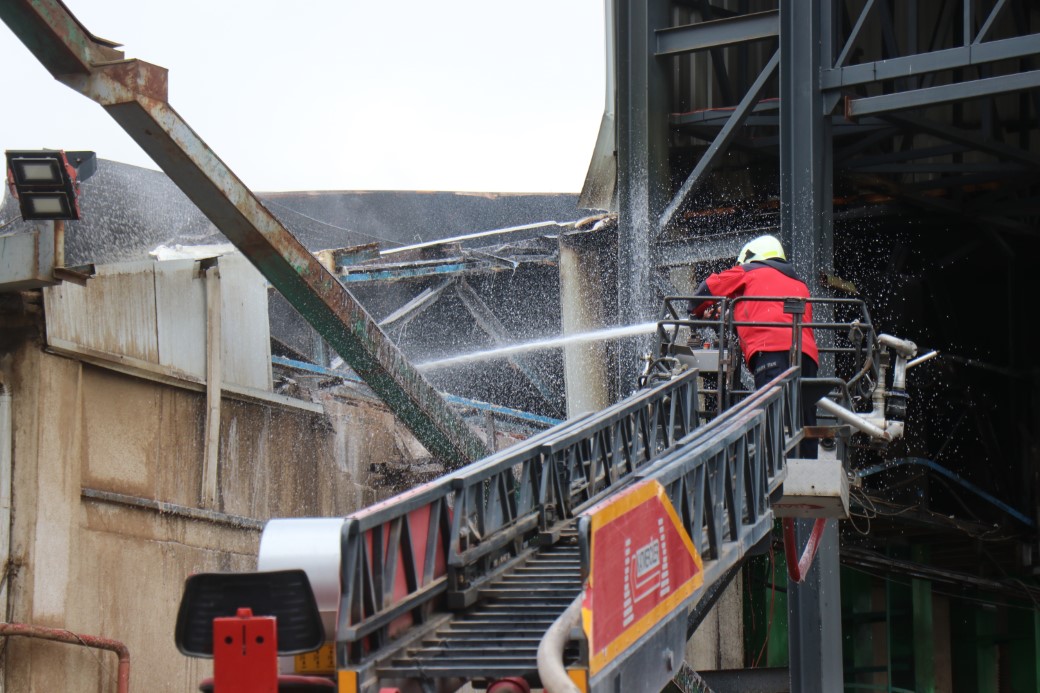 Fındık fabrikasındaki yangın kontrol altına alındı, soğutma çalışması devam ediyor