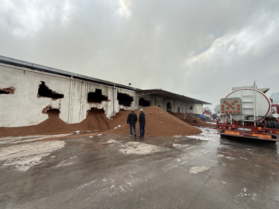 Fındık fabrikasındaki yangın kontrol altına alındı, soğutma çalışması devam ediyor
