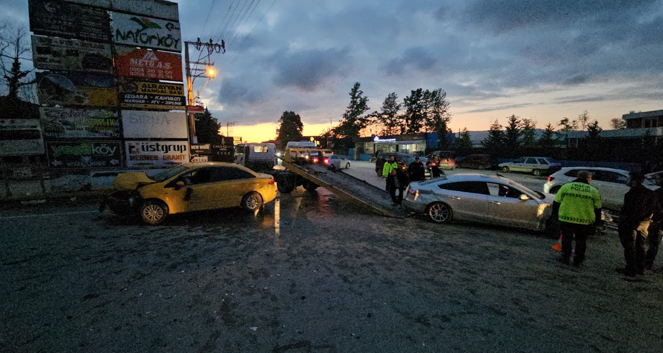 Sakarya’da ticari taksi ve otomobil çarpıştı: 6 yaralı