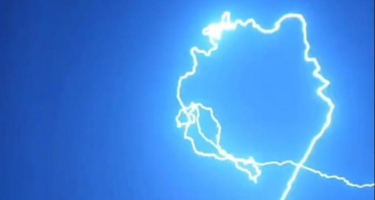 Telefonla konuşurken üzerine yıldırım düşen kadın ağır yaralandı