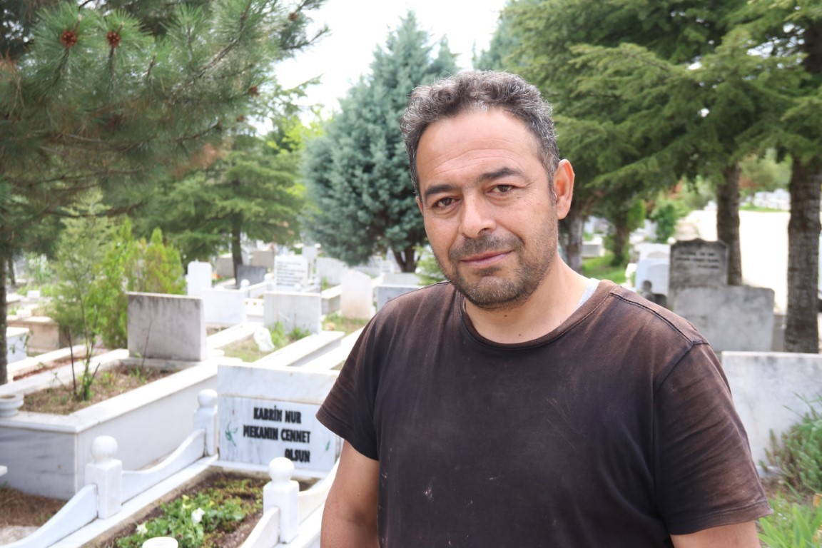 300 mezara gözü gibi bakıyor, Avrupa’dan müşterileri var