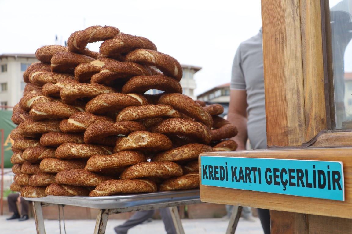 Seyyar simit tezgâhına POS cihazı koydu