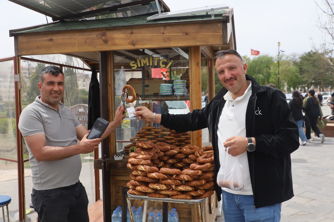 Seyyar simit tezgâhına POS cihazı koydu