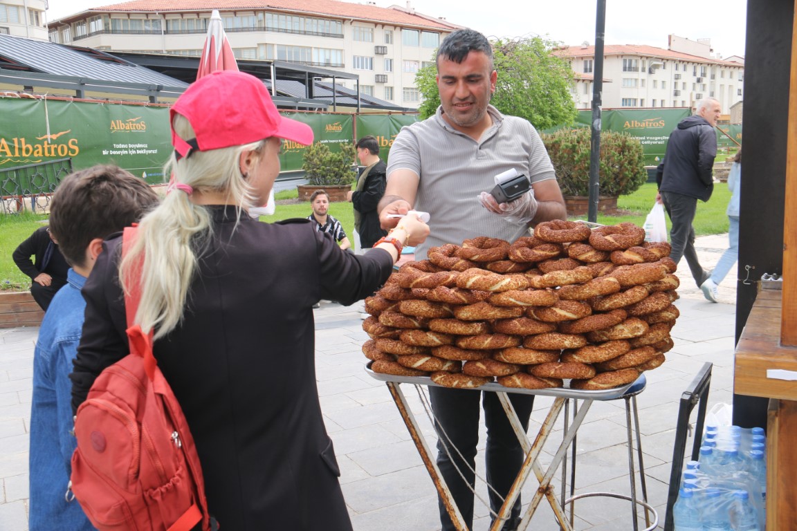 Seyyar simit tezgâhına POS cihazı koydu