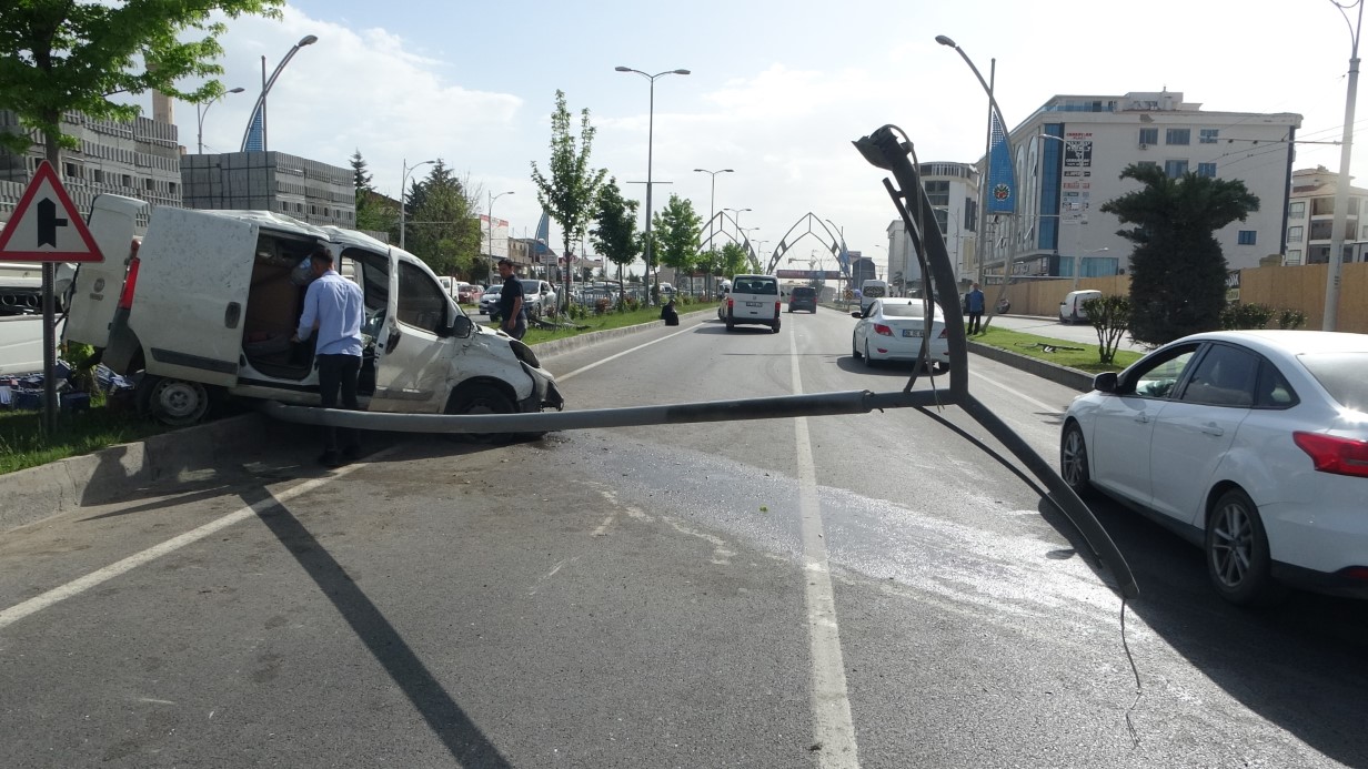 Malatya’da 5 araçlı zincirleme kaza: 3 kilometrelik kuyruk oluştu