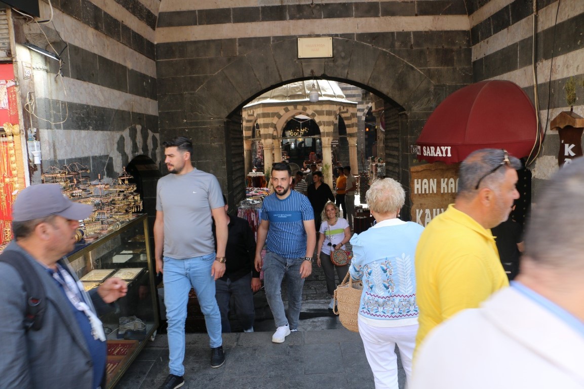 Diyarbakır’da vatandaş ve esnaf, PKK’nın fesih kararını olumlu değerlendirdi