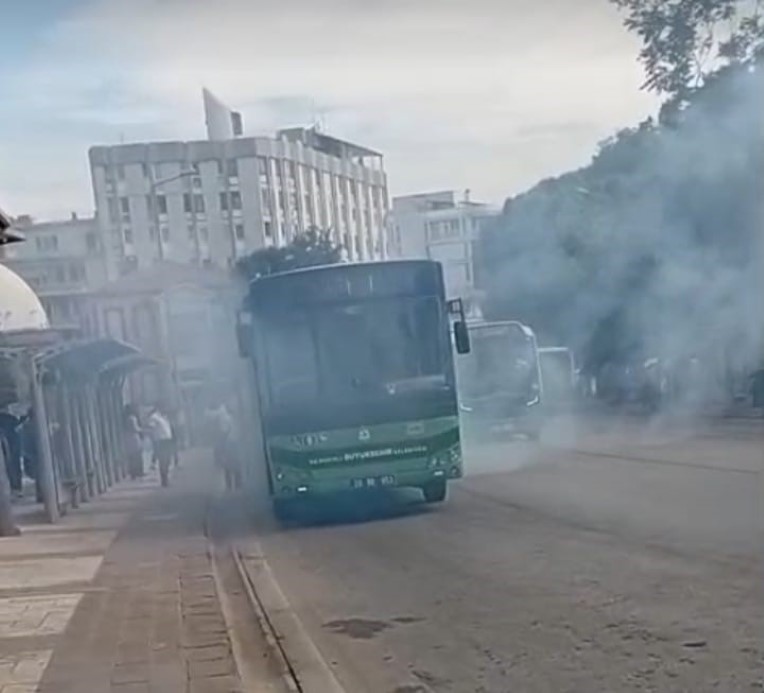 Denizli’de seyir halindeki halk otobüsünü kaplayan dumanlar korku dolu anlar yaşattı