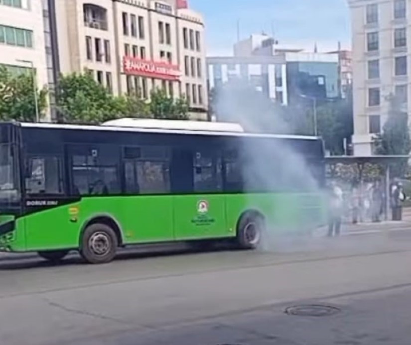 Denizli’de seyir halindeki halk otobüsünü kaplayan dumanlar korku dolu anlar yaşattı
