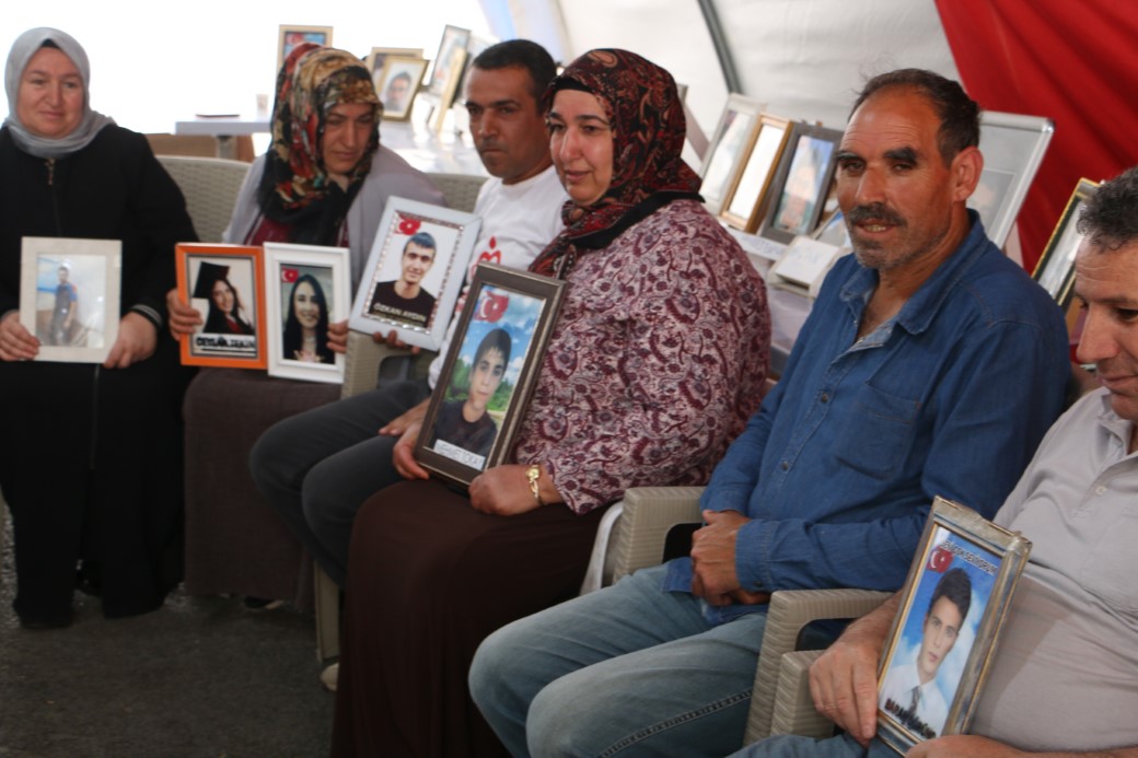 Diyarbakır anneleri PKK’nın kendini feshetmesiyle evlatlarına kavuşmayı bekliyor
