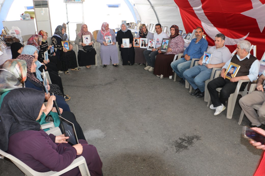 Diyarbakır anneleri PKK’nın kendini feshetmesiyle evlatlarına kavuşmayı bekliyor
