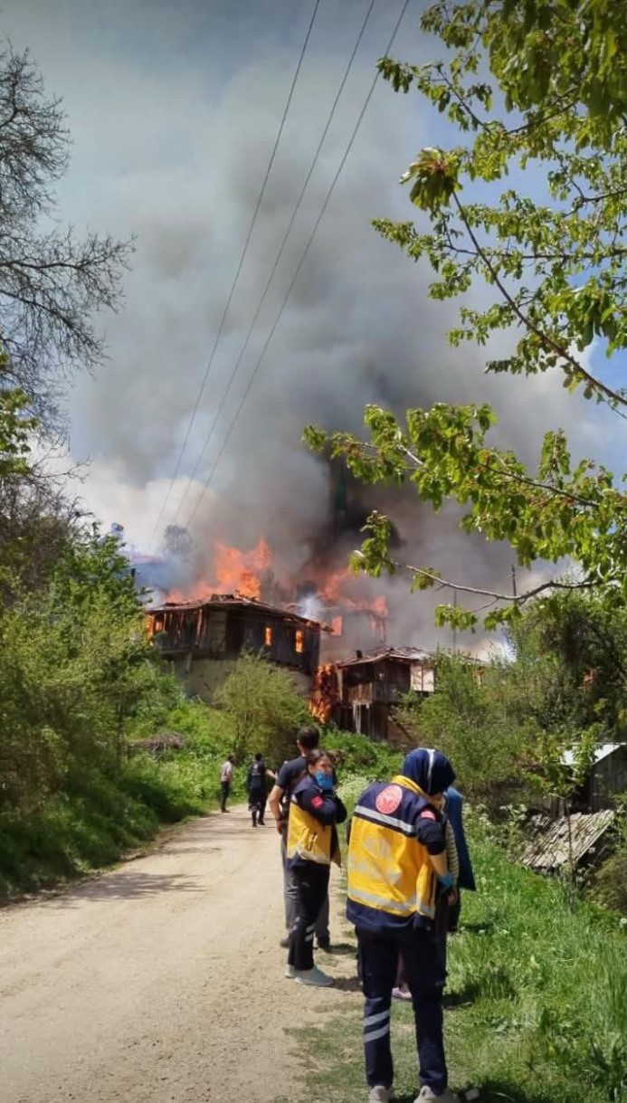 Bolu’da çıkan yangında 2 ahşap ev ve 1 cami küle döndü