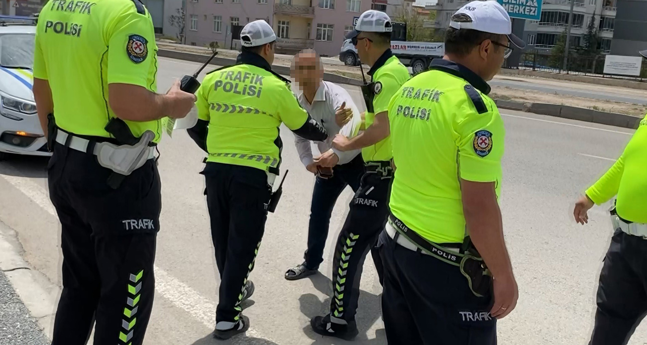 Plakasını bantla kapatıp yola çıktı, yakalanınca, "Cenazemiz var" dedi