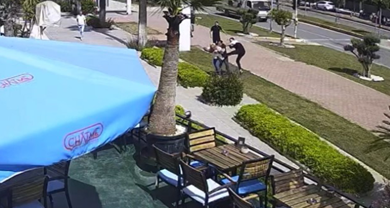 Yolun karşısına geçmek için beklerken 3 kişi tarafından tekme tokat dövüldü