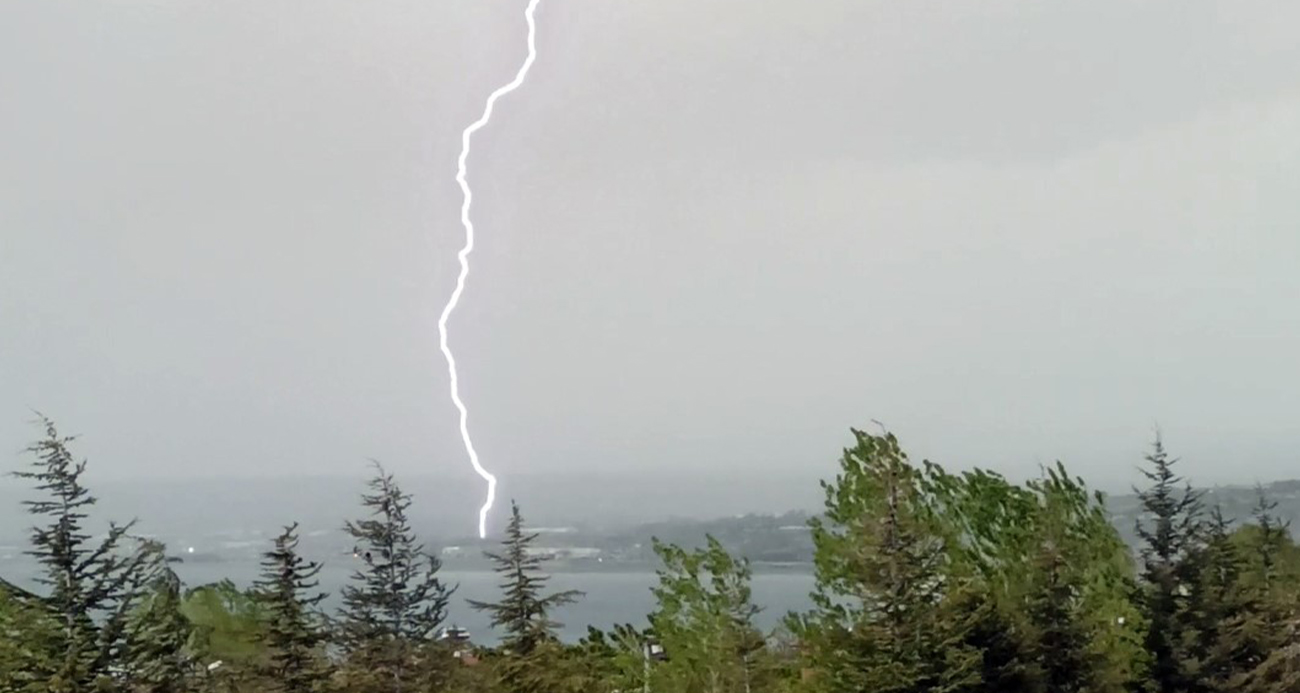 Ahlat’ta çakan şimşekler görsel şölen oluşturdu