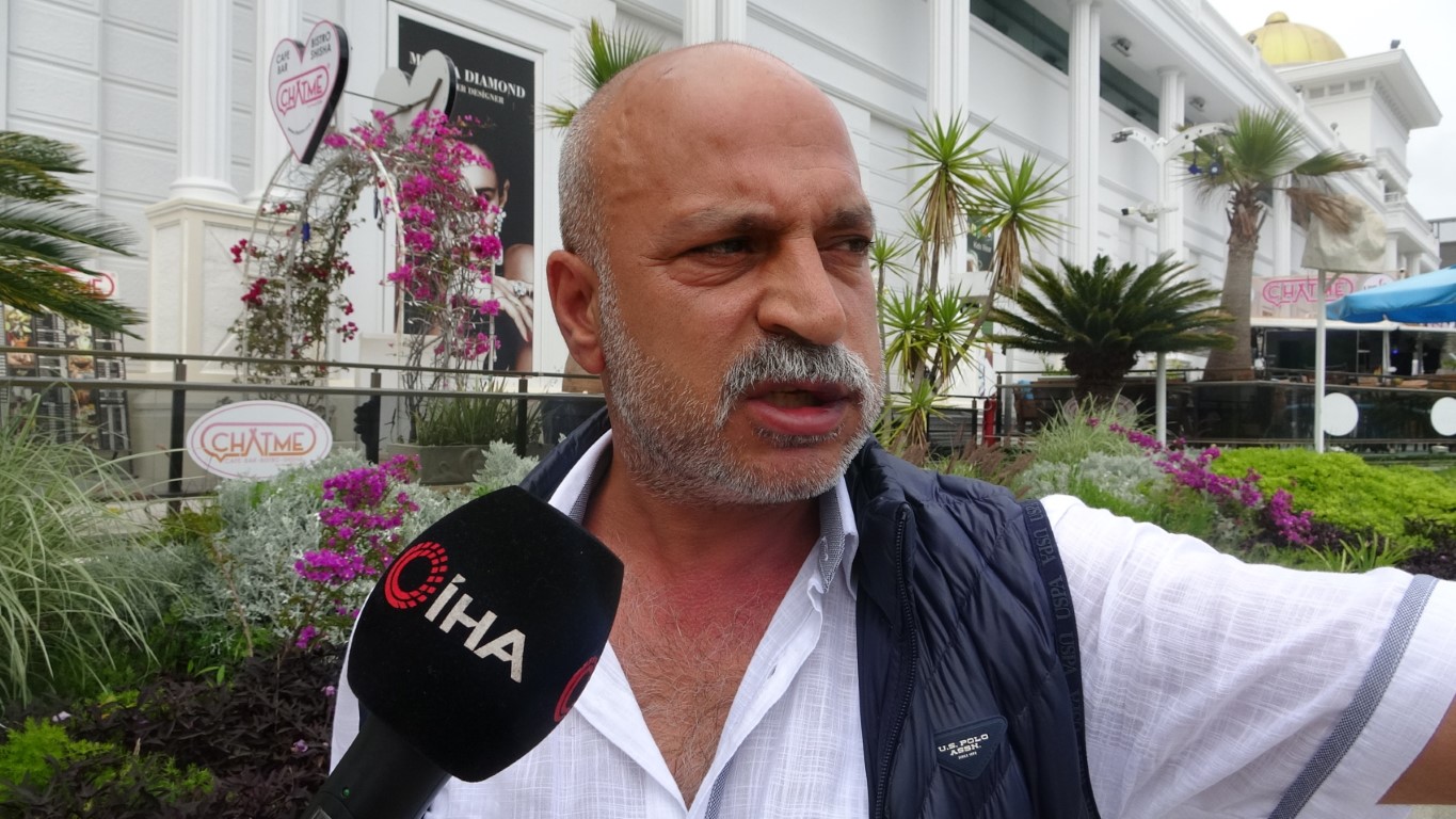 Yolun karşısına geçmek için beklerken 3 kişi tarafından tekme tokat dövüldü