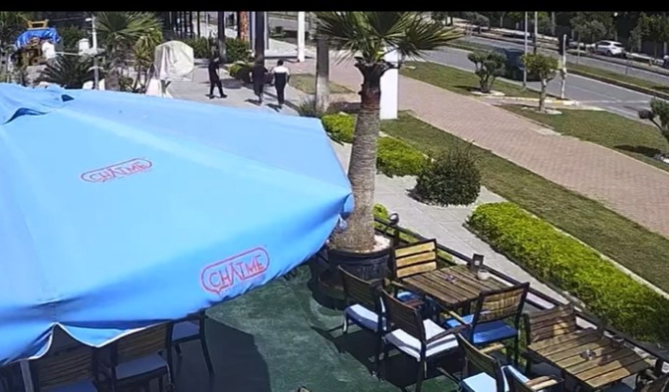 Yolun karşısına geçmek için beklerken 3 kişi tarafından tekme tokat dövüldü