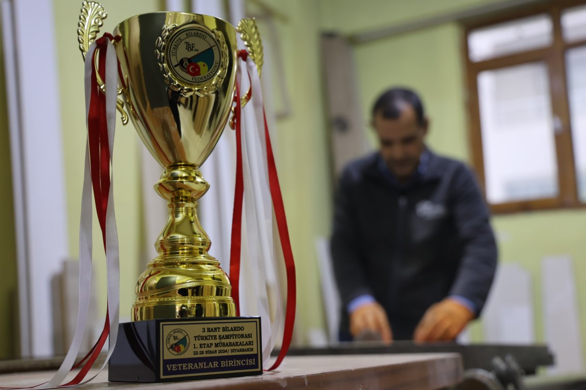 60 yaşında Türkiye Bilardo Şampiyonu mesleğiyle dikkat çekiyor