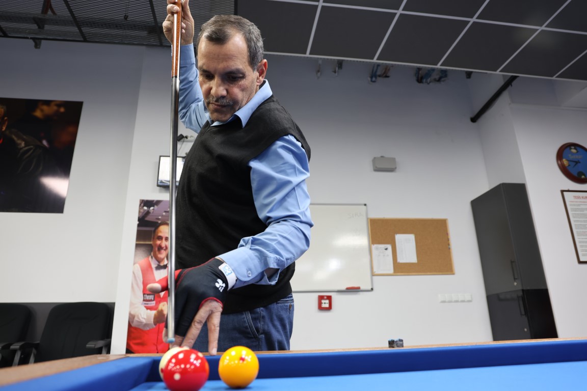 60 yaşında Türkiye Bilardo Şampiyonu mesleğiyle dikkat çekiyor