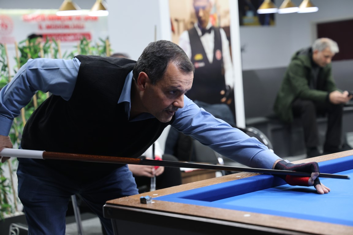 60 yaşında Türkiye Bilardo Şampiyonu mesleğiyle dikkat çekiyor