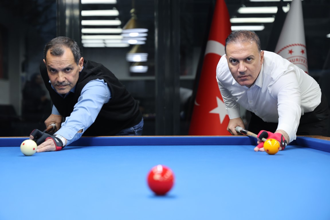 60 yaşında Türkiye Bilardo Şampiyonu mesleğiyle dikkat çekiyor