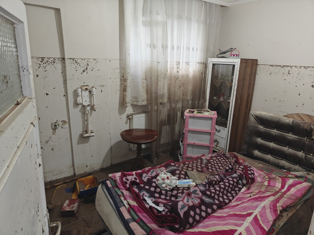 Kayseri’de sağanak yağışta evini su basan vatandaş: 